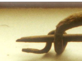 En bøyleformet bronsespenne fra eldre bronsealder periode III. (ca. 1300 - 1100 f. Kr.) fra Vik østre i Skjeberg kd, Sarpsborg k, (Østfold), Viken fylke.