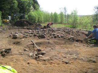 Utgravning av steinblandet haug på Værn ved Rokkeveien i Skjeberg, Sarpsborg k, (Østfold), Viken fylke. Av arkeologer fra Kulturhistorisk museum i Oslo.